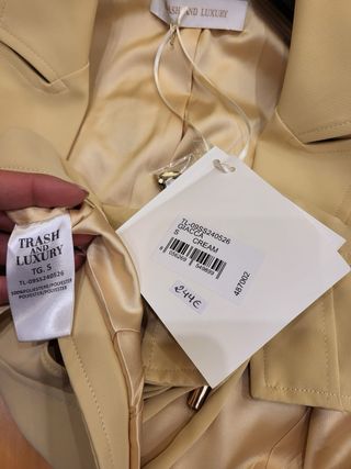 Chaqueta Beige con Pedrería Nueva