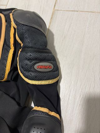 Peto integral moto quads negro y amarillo