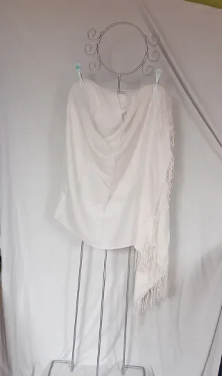 Fular blanco con flecos