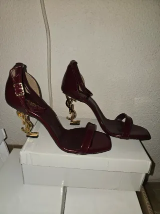 Sandalias Saint Laurent Oro y Rojo