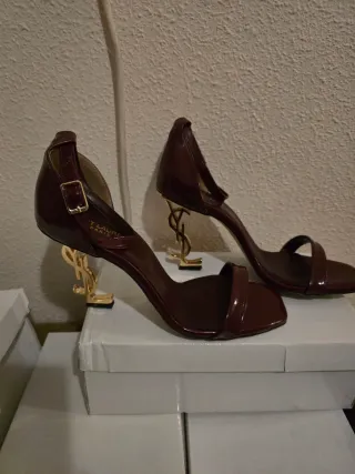 Sandalias Saint Laurent Oro y Rojo