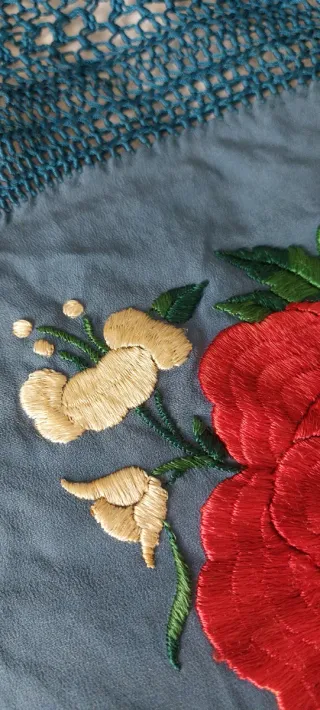 Mantón de Manila bordado azul y rojo