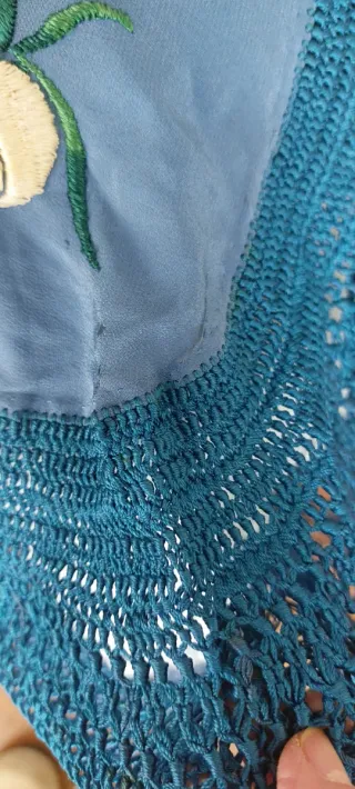 Mantón de Manila bordado azul y rojo