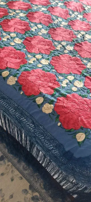 Mantón de Manila bordado azul y rojo