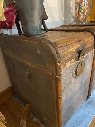 Baúl antiguo de madera y tela