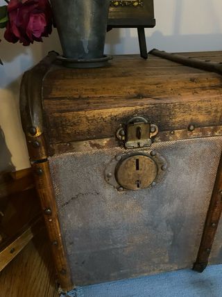 Baúl antiguo de madera y tela