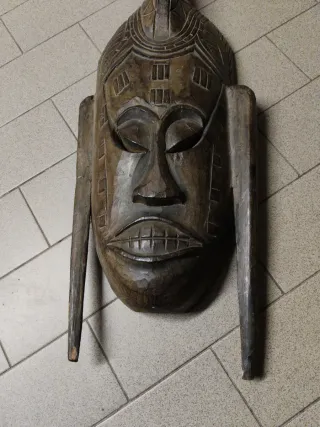 Maschera africana in legno