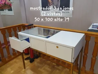 Muebles, percheros y material de tienda de ropa.