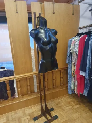 Muebles, percheros y material de tienda de ropa.