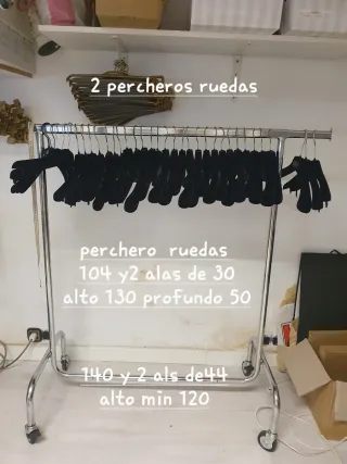 Muebles, percheros y material de tienda de ropa.