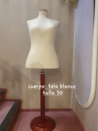 Muebles, percheros y material de tienda de ropa.