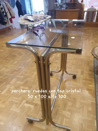 Muebles, percheros y material de tienda de ropa.