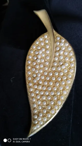 Broche hoja dorado con perlas