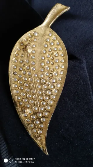 Broche hoja dorado con perlas