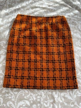 Falda de cuadros naranja y negra