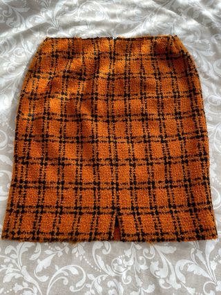 Falda de cuadros naranja y negra
