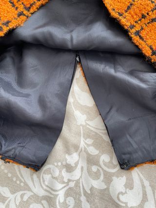 Falda de cuadros naranja y negra