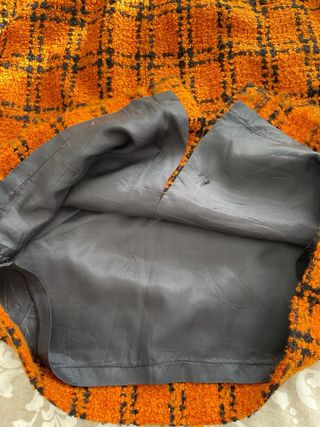 Falda de cuadros naranja y negra