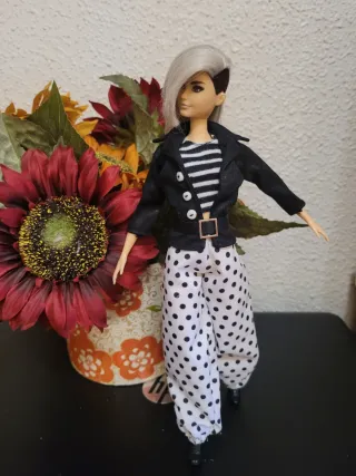 Muñeca barbie con conjunto de moda
