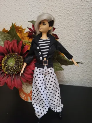 Muñeca barbie con conjunto de moda