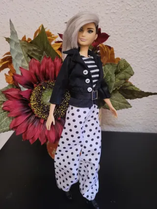 Muñeca barbie con conjunto de moda