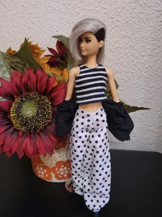 Muñeca barbie con conjunto de moda