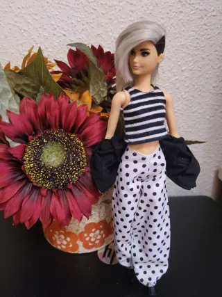 Muñeca barbie con conjunto de moda