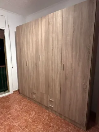 Armario de madera con 6 puertas