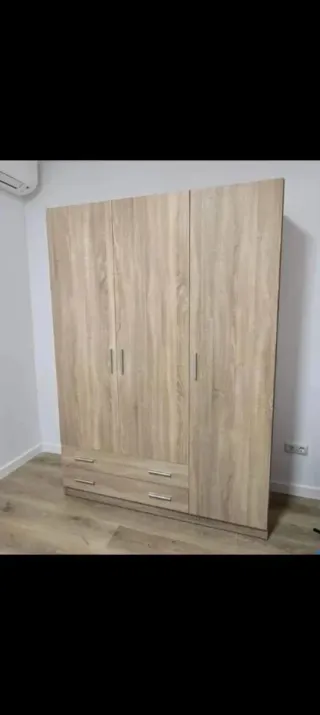 Armario de madera con 6 puertas