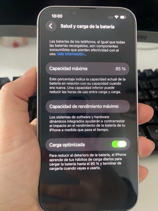 iPhone 14 con funda y cable