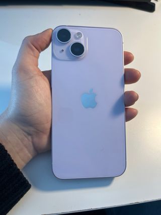 iPhone 14 con funda y cable