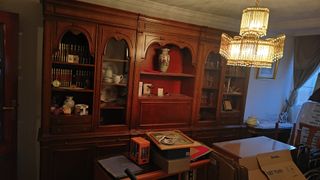 Armario antiguo de madera y cristal