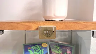 Vitrina expositora cristal y madera Ikea con luz