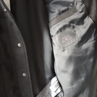 Cazadora efecto piel negra