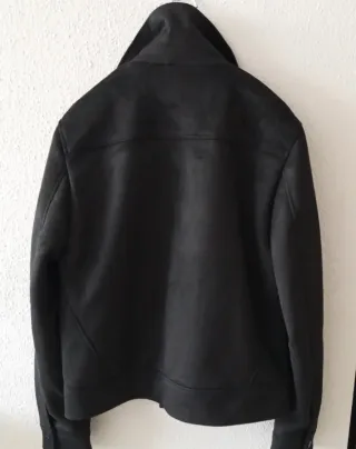 Cazadora efecto piel negra