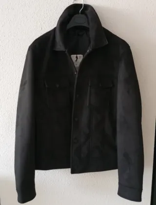 Cazadora efecto piel negra