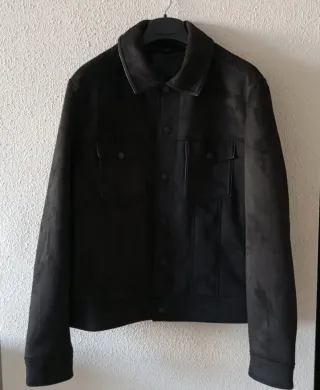 Cazadora efecto piel negra