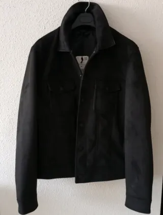 Cazadora efecto piel negra