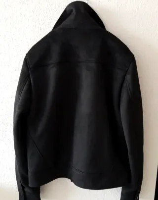 Cazadora efecto piel negra