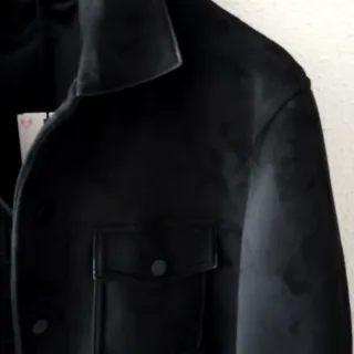 Cazadora efecto piel negra