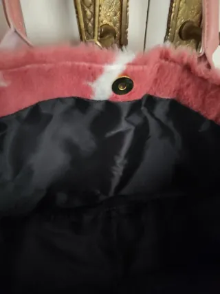 Bolso peludo rosa y blanco