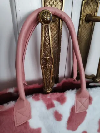 Bolso peludo rosa y blanco