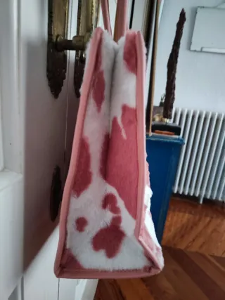 Bolso peludo rosa y blanco