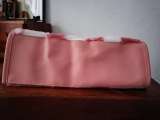 Bolso peludo rosa y blanco