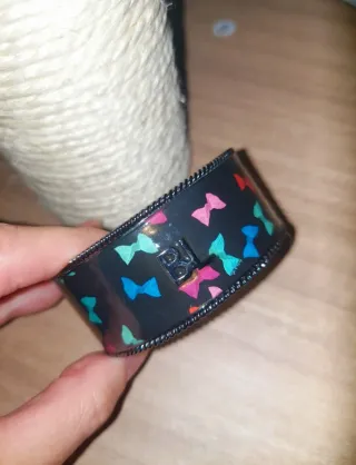 Pulsera negra con lazos multicolor