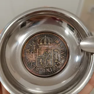 Cenicero con moneda conmemorativa