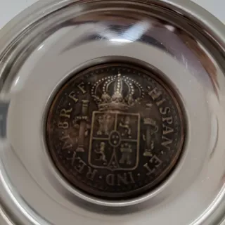 Cenicero con moneda conmemorativa