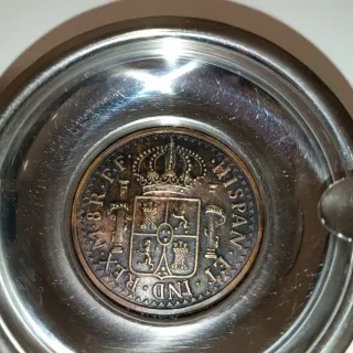 Cenicero con moneda conmemorativa