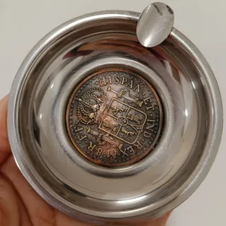 Cenicero con moneda conmemorativa