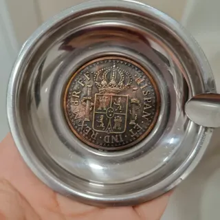 Cenicero con moneda conmemorativa